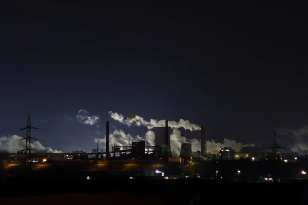 Fábrica de acero trabajando por la noche — Foto de Stock