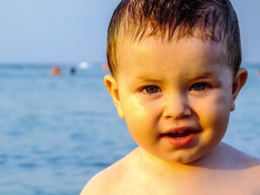 Çocuk portre sahilde