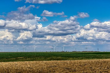 Rüzgârdan türbinleri üzerinde bulutlar
