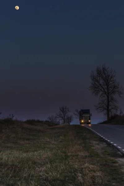 Camión en carretera y luna Imagen De Stock