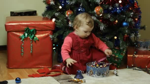 Criança brincando ao lado de uma árvore de Natal — Vídeo de Stock