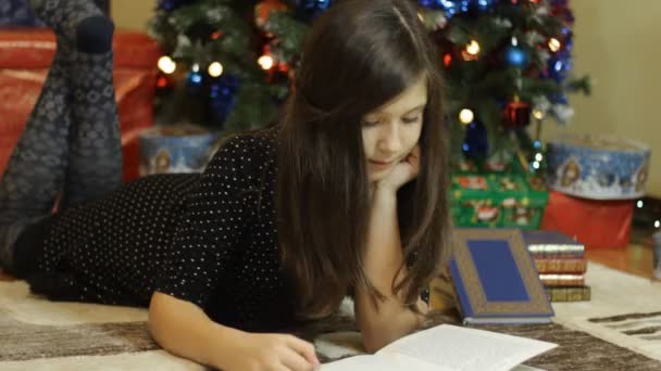 Menina lendo no Natal — Vídeo de Stock