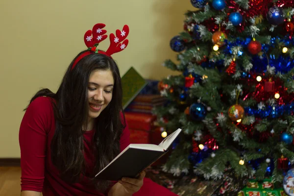 Girl reading on Christmas — Stock Photo, Image