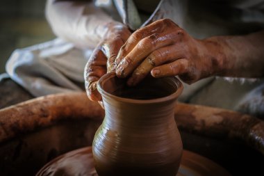 Bir pot dışında kil çömlekçinin yaptığı.