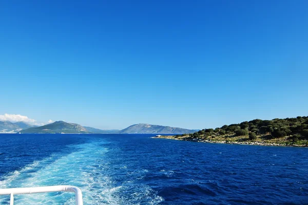 Vue depuis le ferry sur la mer bleue — Photo