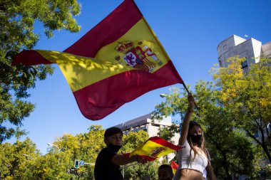 İspanya milliyetçi sembolleriyle aşırı sağ parti VOX tarafından Madrid 'de düzenlenen gösteri