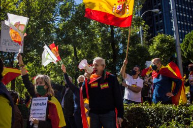 İspanya milliyetçi sembolleriyle aşırı sağ parti VOX tarafından Madrid 'de düzenlenen gösteri