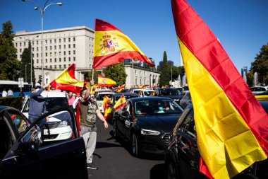 İspanya milliyetçi sembolleriyle aşırı sağ parti VOX tarafından Madrid 'de düzenlenen gösteri