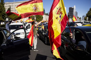 İspanya milliyetçi sembolleriyle aşırı sağ parti VOX tarafından Madrid 'de düzenlenen gösteri