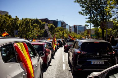 İspanya milliyetçi sembolleriyle aşırı sağ parti VOX tarafından Madrid 'de düzenlenen gösteri