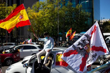 İspanya milliyetçi sembolleriyle aşırı sağ parti VOX tarafından Madrid 'de düzenlenen gösteri