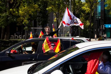 İspanya milliyetçi sembolleriyle aşırı sağ parti VOX tarafından Madrid 'de düzenlenen gösteri