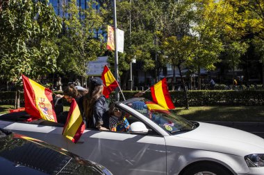 İspanya milliyetçi sembolleriyle aşırı sağ parti VOX tarafından Madrid 'de düzenlenen gösteri