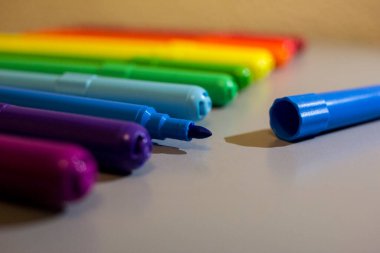 Gökkuşağı ve LGTB renklerine sahip bazı işaretler