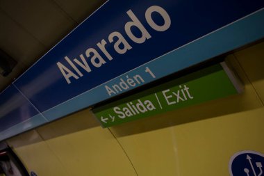Madrid 'deki Alvarado metro durağının birinci peronunda.