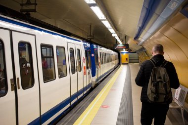 Madrid 'deki Bilbao metro durağının birinci peronunda.