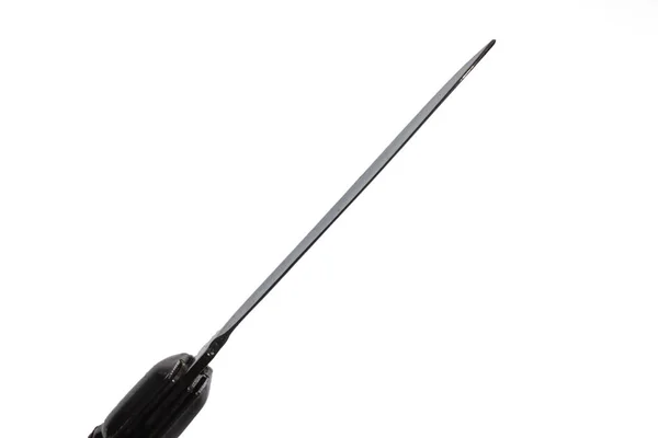 Kırmızı ve kestane rengi saplı küçük keskin metal jilet.