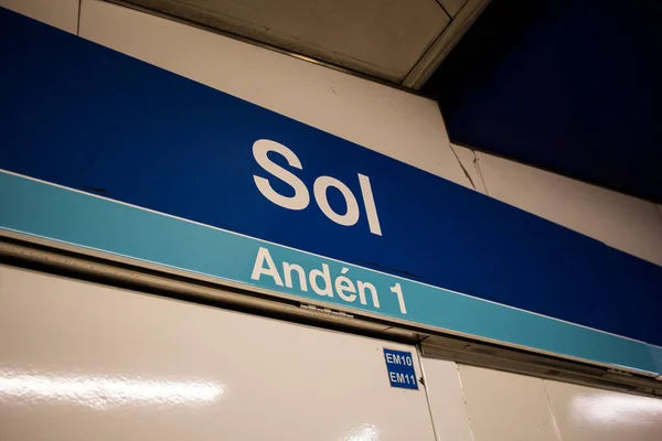 Madrid 'deki Sol metro istasyonunun birinci peronunda.