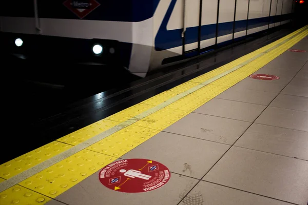 马德里地铁上的签名警告乘客在科维德大流行期间保持距离 — 图库照片