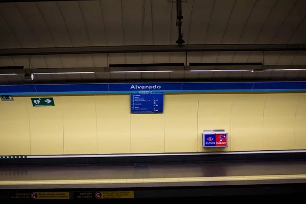 Madrid 'deki Alvarado metro durağının birinci peronunda.