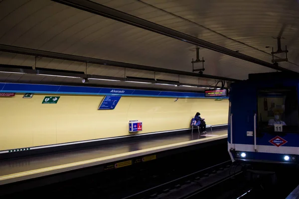 Piattaforma Della Linea Della Fermata Della Metropolitana Alvarado Madrid — Foto Stock