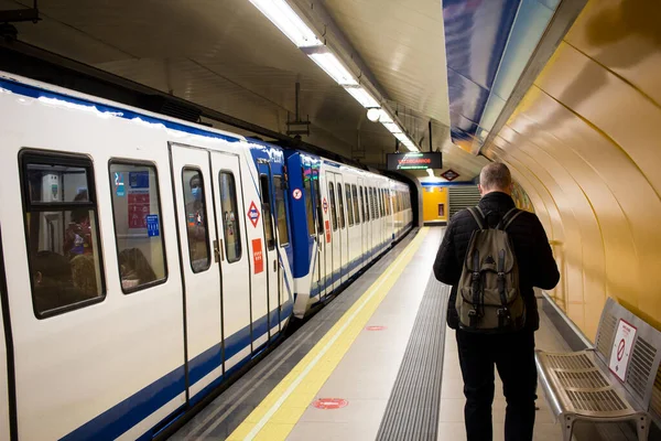Madrid 'deki Bilbao metro durağının birinci peronunda.