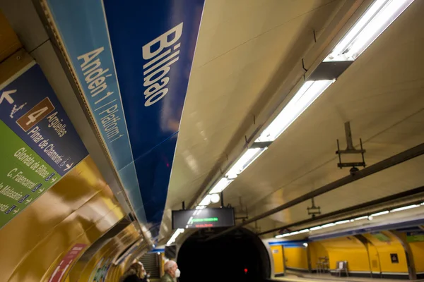毕尔巴鄂地铁站1号线月台在马德里 — 图库照片