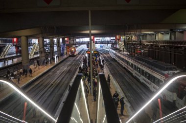 Madrid 'deki RENFE banliyö trenlerinin Atocha istasyonundaki kalabalık, Coronavirus salgınından dolayı günlük yolculuklarını yapıyor, maske takarak yürüyen merdivenleri tırmanıyor.