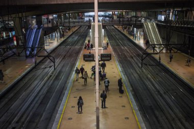 Madrid 'deki RENFE banliyö trenlerinin Atocha istasyonundaki kalabalık, Coronavirus salgınından dolayı günlük yolculuklarını yapıyor, maske takarak yürüyen merdivenleri tırmanıyor.