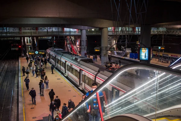 Folle Alla Stazione Atocha Treni Pendolari Renfe Madrid Facendo Viaggio — Foto Stock