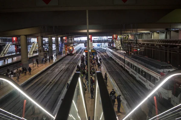 Толпа Станции Аточа Пригородных Поездов Renfe Мадриде Ежедневно Поднимаясь Эскалатору — стоковое фото