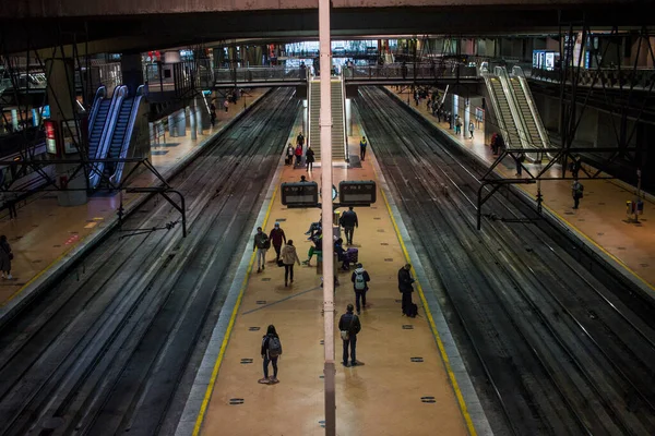 Madrid 'deki RENFE banliyö trenlerinin Atocha istasyonundaki kalabalık, Coronavirus salgınından dolayı günlük yolculuklarını yapıyor, maske takarak yürüyen merdivenleri tırmanıyor.