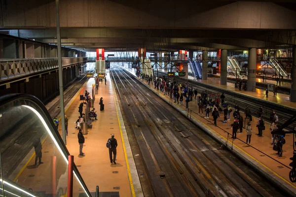 Madrid 'deki RENFE banliyö trenlerinin Atocha istasyonundaki kalabalık, Coronavirus salgınından dolayı günlük yolculuklarını yapıyor, maske takarak yürüyen merdivenleri tırmanıyor.