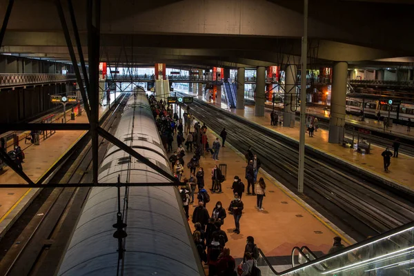 Madrid 'deki RENFE banliyö trenlerinin Atocha istasyonundaki kalabalık, Coronavirus salgınından dolayı günlük yolculuklarını yapıyor, maske takarak yürüyen merdivenleri tırmanıyor.