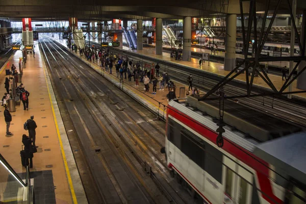 Madrid 'deki RENFE banliyö trenlerinin Atocha istasyonundaki kalabalık, Coronavirus salgınından dolayı günlük yolculuklarını yapıyor, maske takarak yürüyen merdivenleri tırmanıyor.