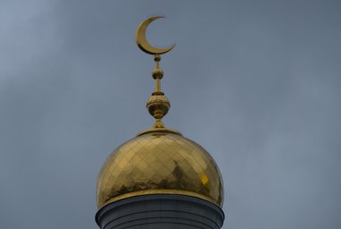 Hilal Moskova'da bulutlu havalarda ile Camii kubbe
