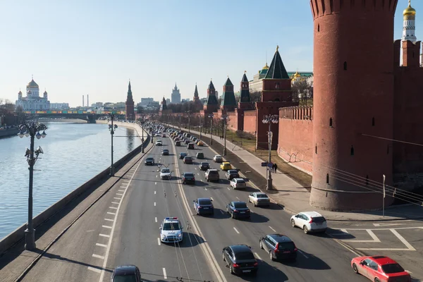 The Moscow Kremlin and the river in winter cars — Stock Photo, Image