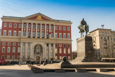 Belediye Binası ve Yuri Dolgoruky Anıtı