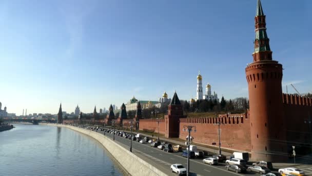 Kremlin van Moskou en dijk in het voorjaar . — Stockvideo