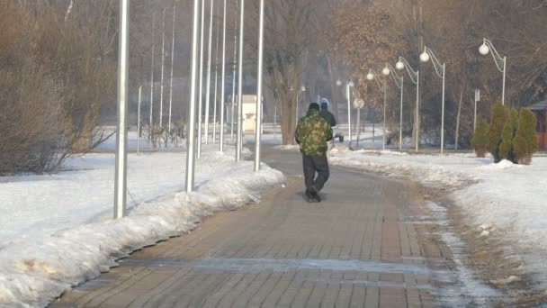 Homem Jogging Spring Park . — Vídeo de Stock