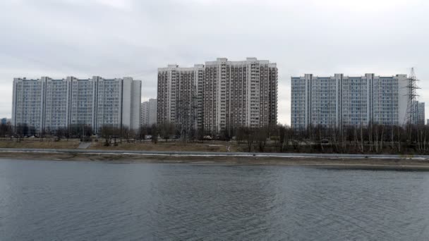 Gemeente huizen op de achtergrond van de rivier — Stockvideo