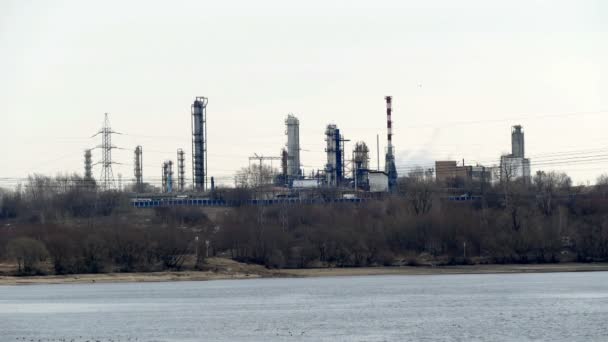 Het industriële landschap en de rivier — Stockvideo