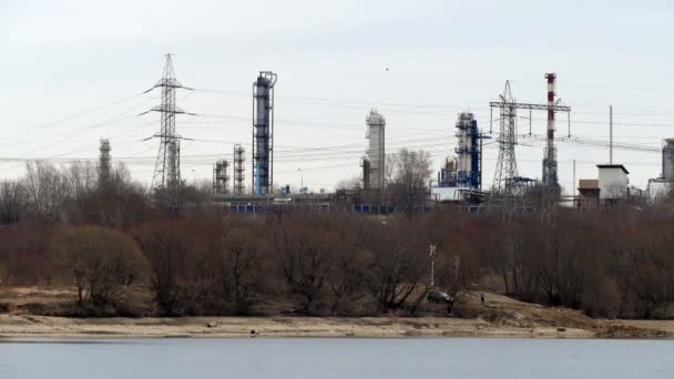 Het industriële landschap en de rivier. — Stockvideo