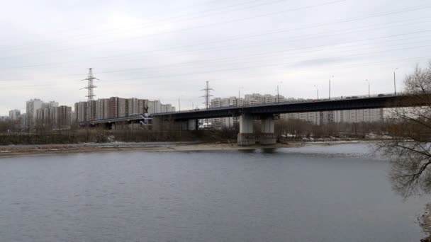 Brücke über den Fluss in der Stadt der düsteren. — Stockvideo