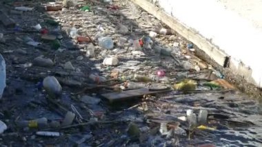 Nehirde çöp var..