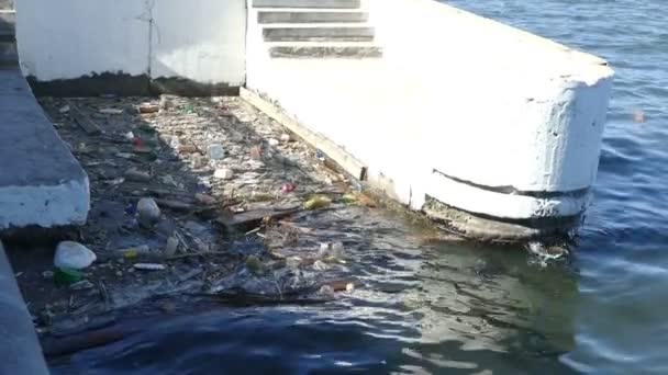 Basura en el río . — Vídeo de stock