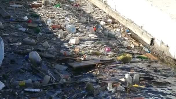 Lixo no rio . — Vídeo de Stock