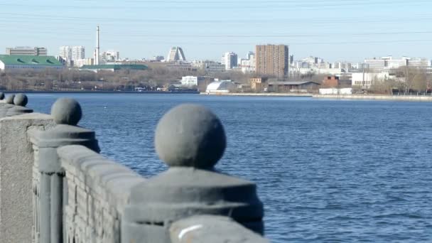 Urban floden och stängsel. — Stockvideo