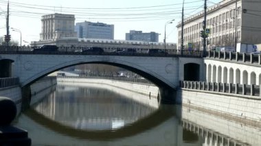 River City, Bauman Binası Bir Köprü .