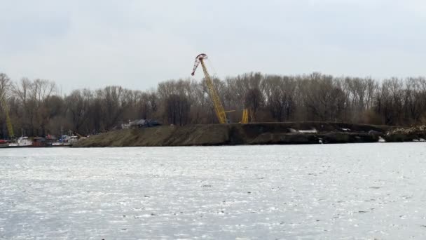 Grúa de construcción a orillas del río . — Vídeo de stock